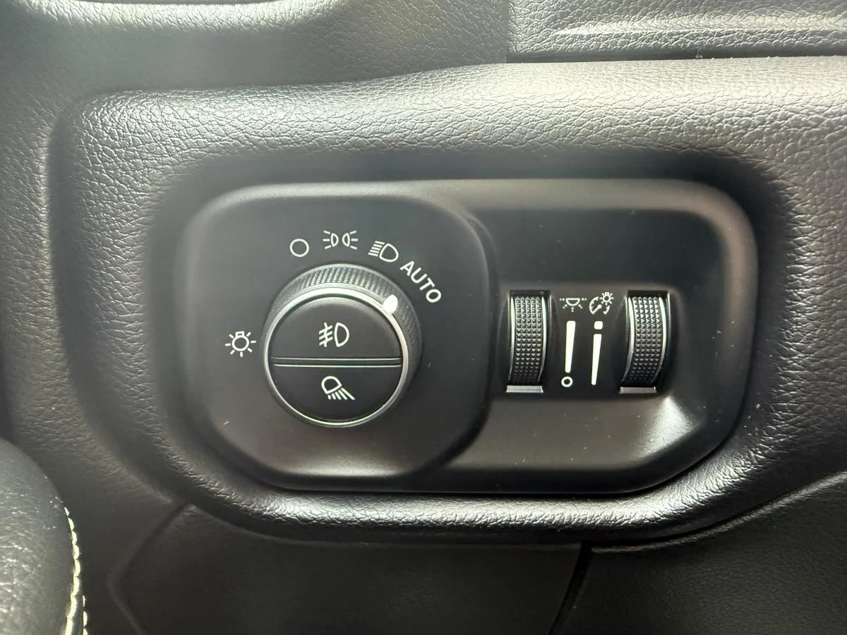 Used 2021 White RAM Laramie Crew Cab Swb image 27