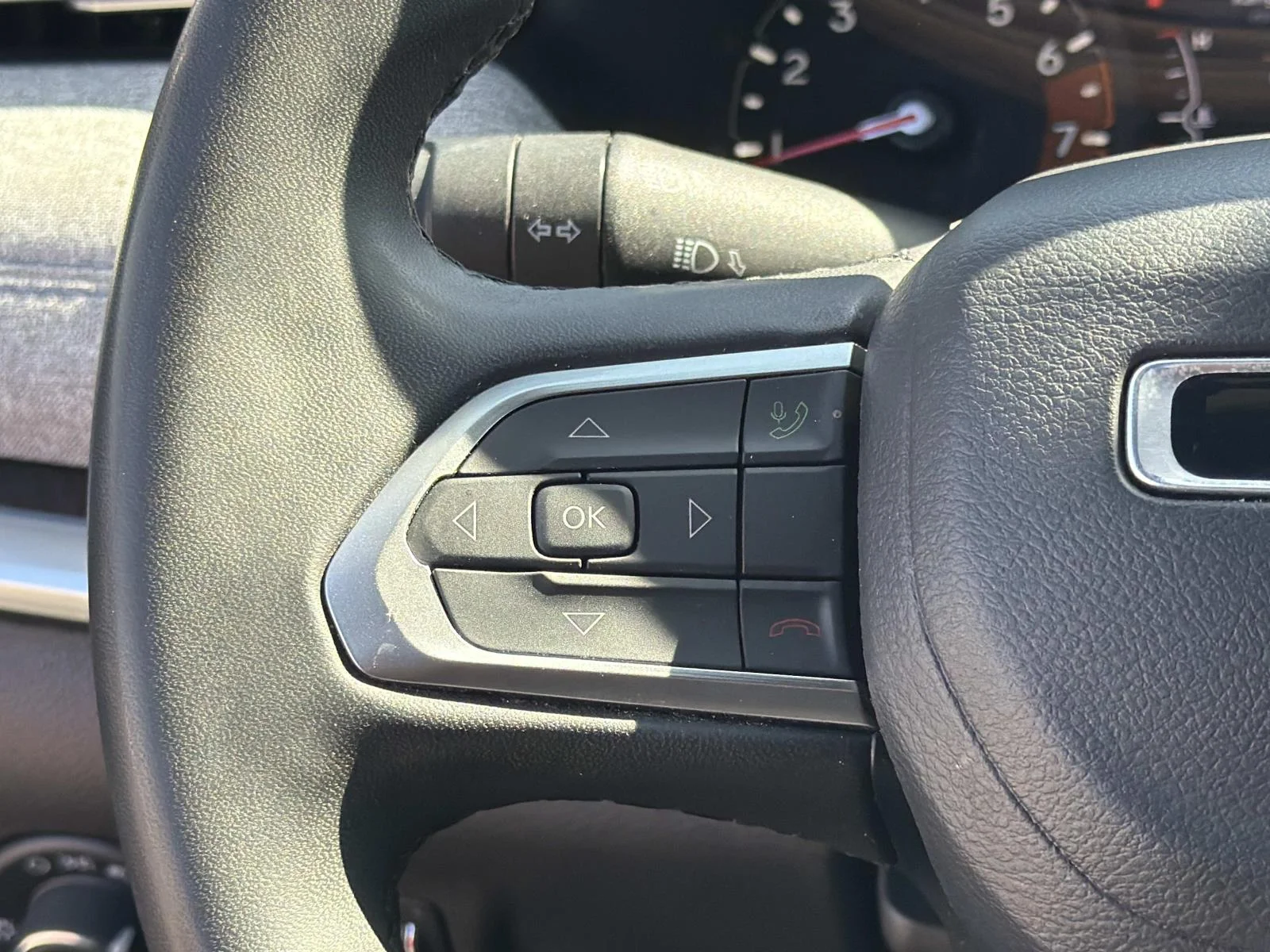 Used 2024 BALTIC GRAY MET Jeep Latitude 4x4 image 9