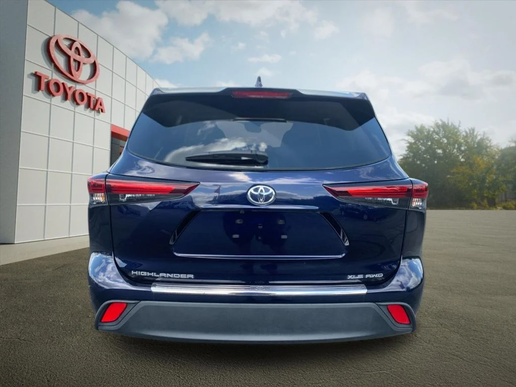 Used 2024  Toyota XLE image 4
