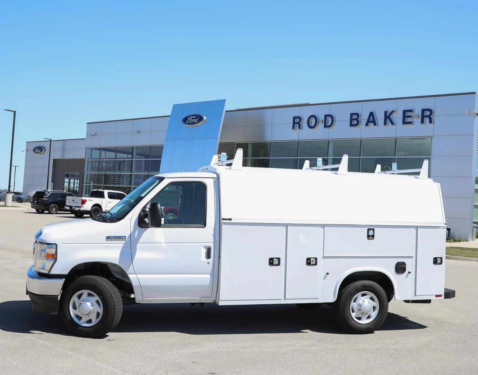 New 2026 Oxford White Ford E-350 SRW image 2