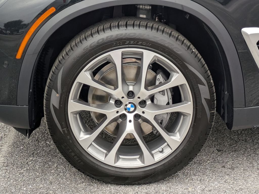 New 2026 Black Sapphire Metallic BMW xDrive40i image 10