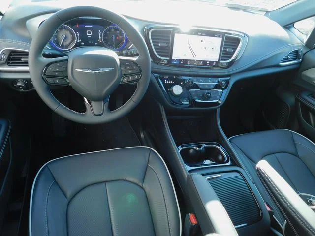 New 2026 Diamond Black Crystal Pearl-Coat Exterior Paint Chrysler Limited image 17