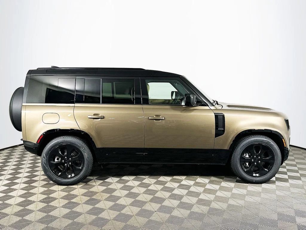 Used 2026 Gondwana Stone Metallic Land Rover X-Dynamic SE image 4