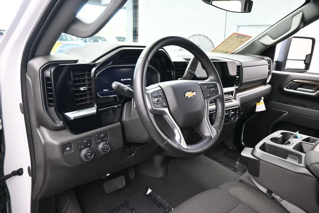 Used 2025 Summit White Chevrolet LT image 9