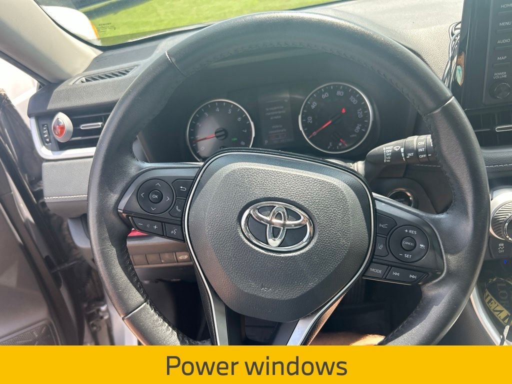 Used 2020 Silver Toyota XLE Premium image 11