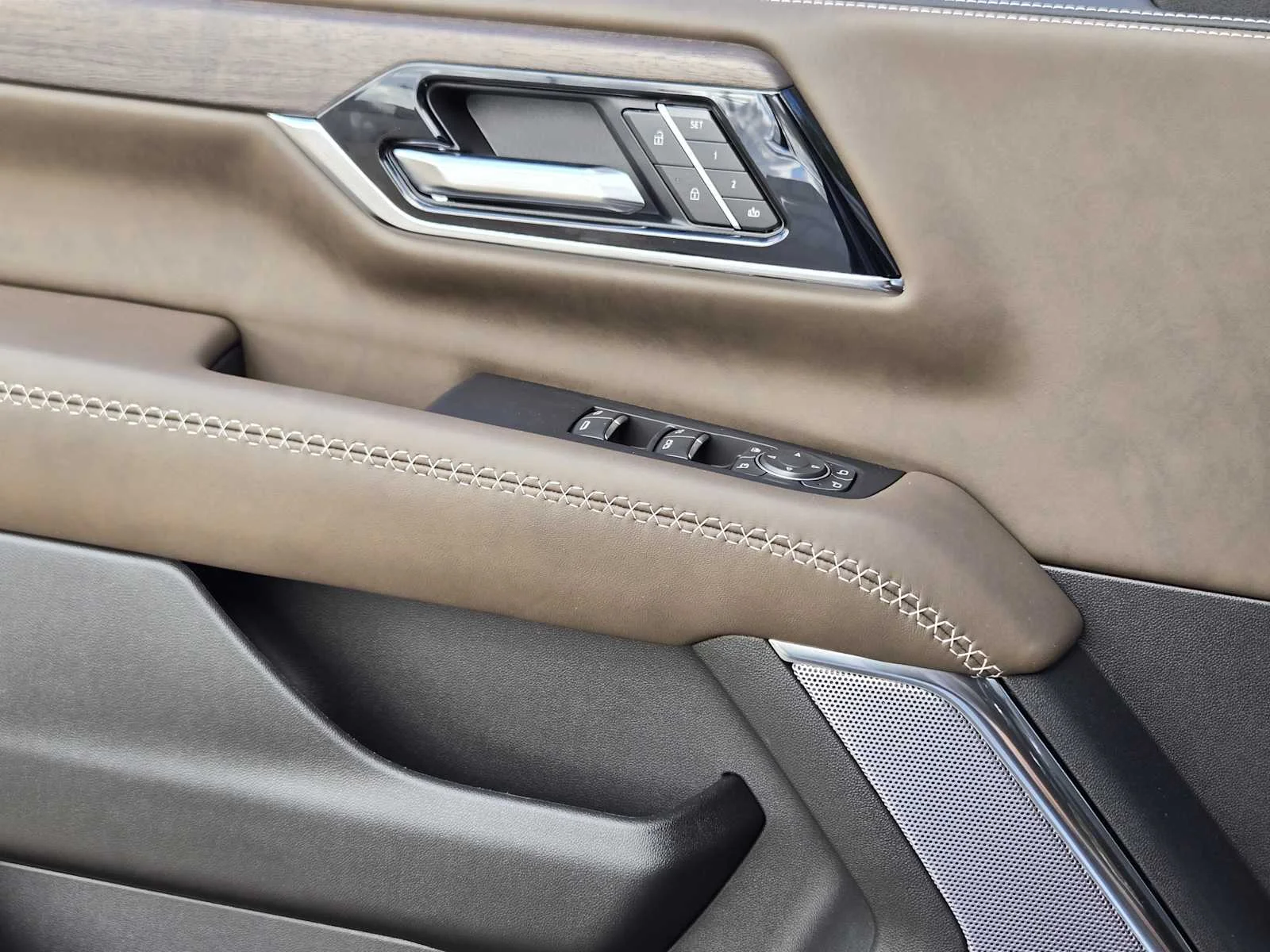 New 2027 Glacier White Tricoat GMC Denali Ultimate image 15