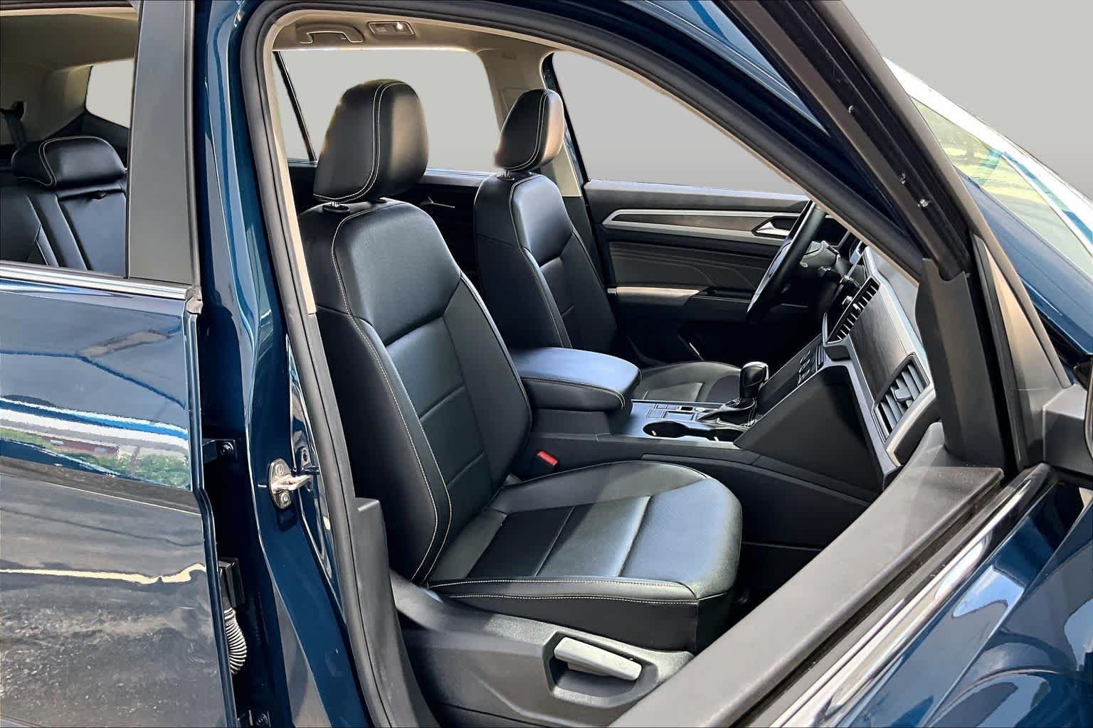 Used 2021 Tourmaline Blue Metallic Volkswagen 3.6L V6 SE w/Technology image 9