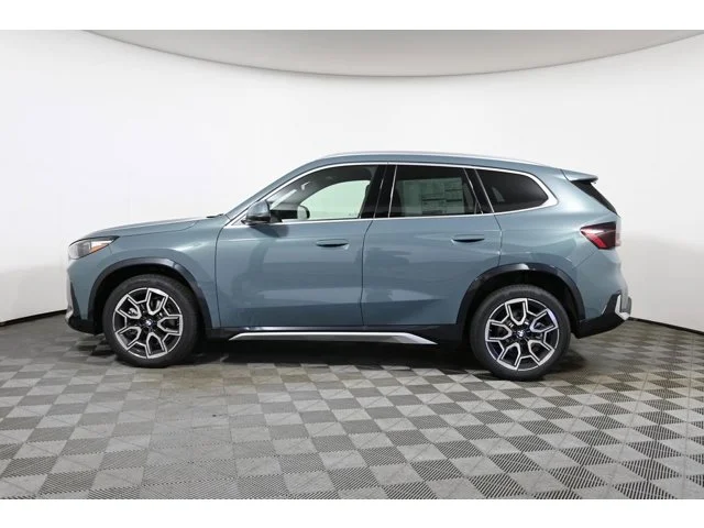 New 2026 Cape York Green Metallic BMW xDrive28i image 2