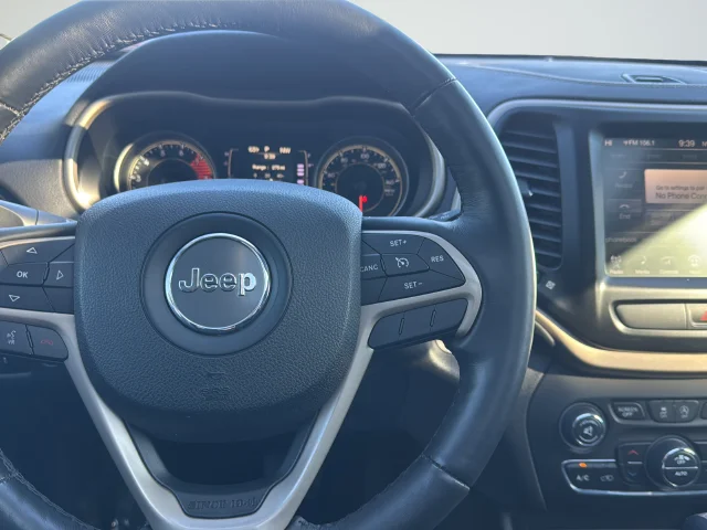 Used 2017 White Jeep Latitude image 17