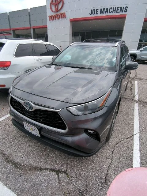 Used 2022 Gray Toyota XLE image 7