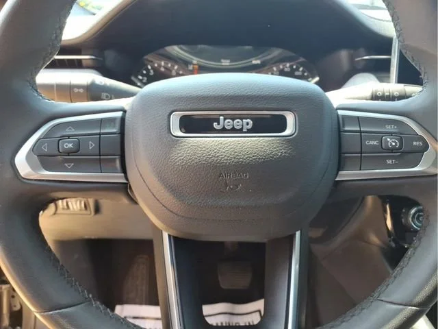 Used 2024  Jeep Latitude image 14