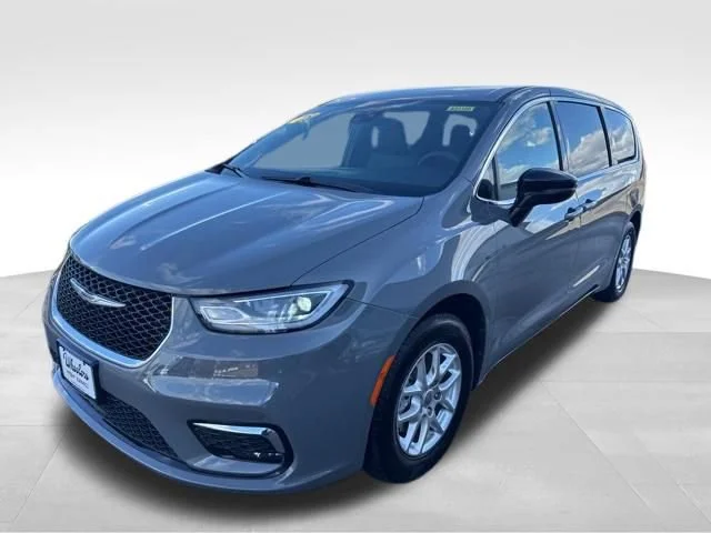 2025 Chrysler Pacifica Select's photo
