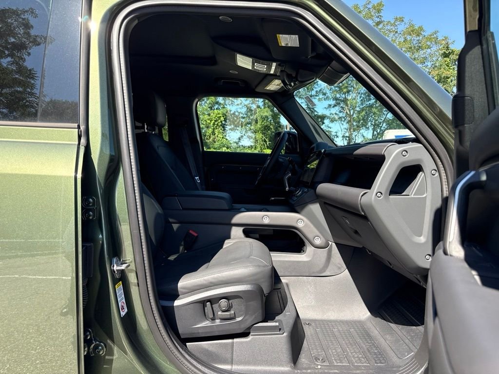 New 2026 Woolstone Green Land Rover X-Dynamic SE image 17