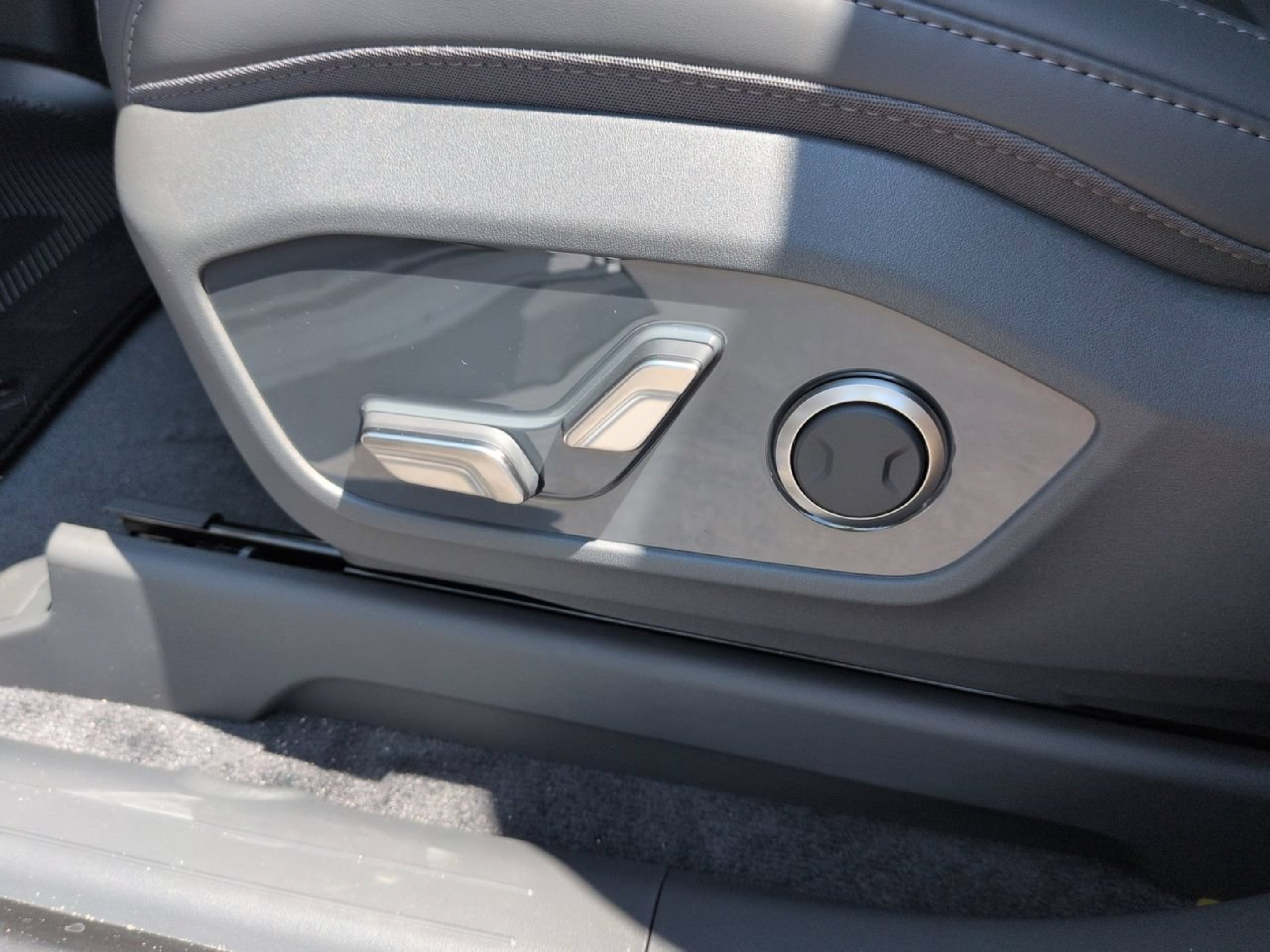 New 2026 Glacial White Pearl Kia Light RWD image 19