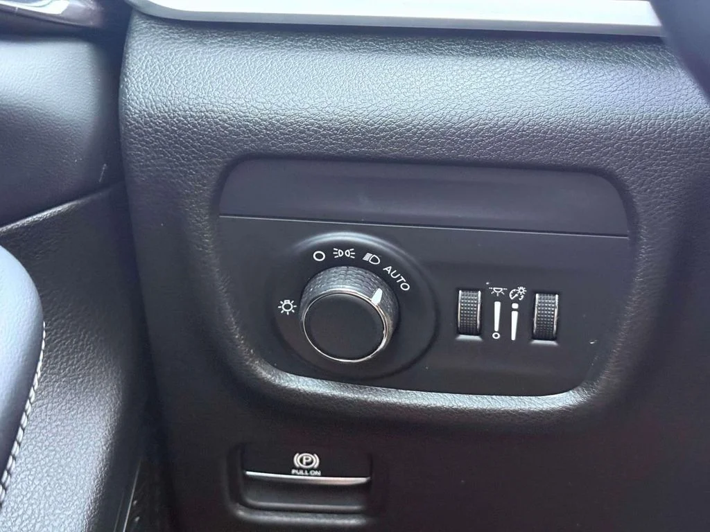 Used 2023 White Jeep Laredo image 21