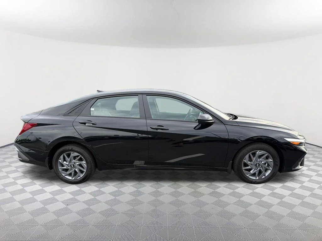 Used 2026 Black Hyundai Blue image 4