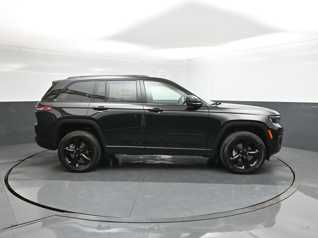 New 2025 Diamond Black Crystal Pearl-Coat Exterior Paint Jeep Altitude X image 26