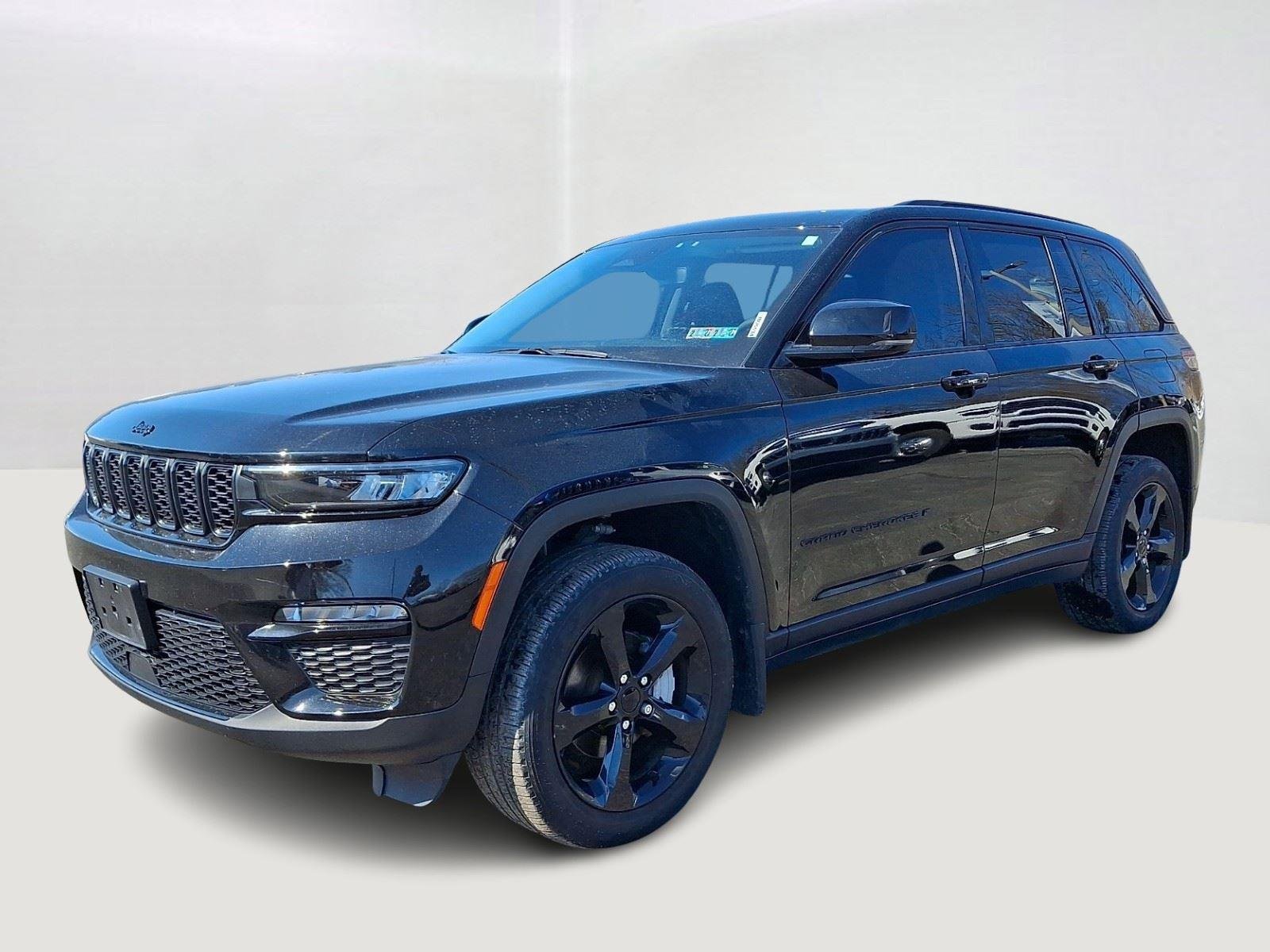 Used 2023 Diamond Black Crystal Pearlcoat Jeep Limited image 3