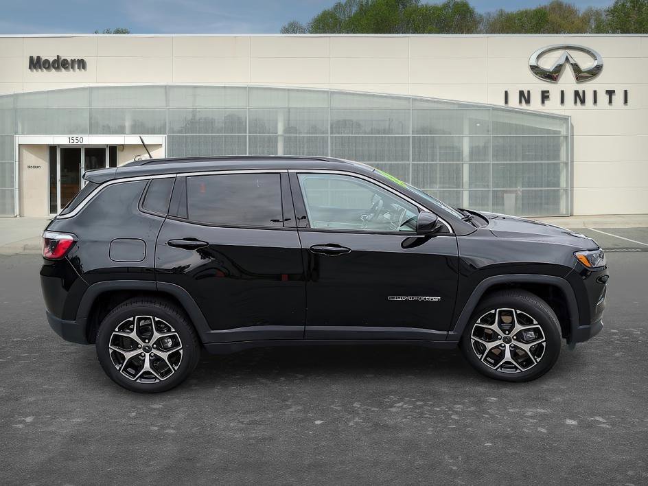 Used 2025 Diamond Black Crystal Pearlcoat Jeep Limited image 3