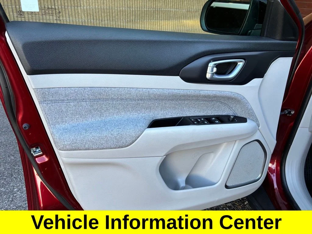Used 2022 Red Jeep Latitude image 21