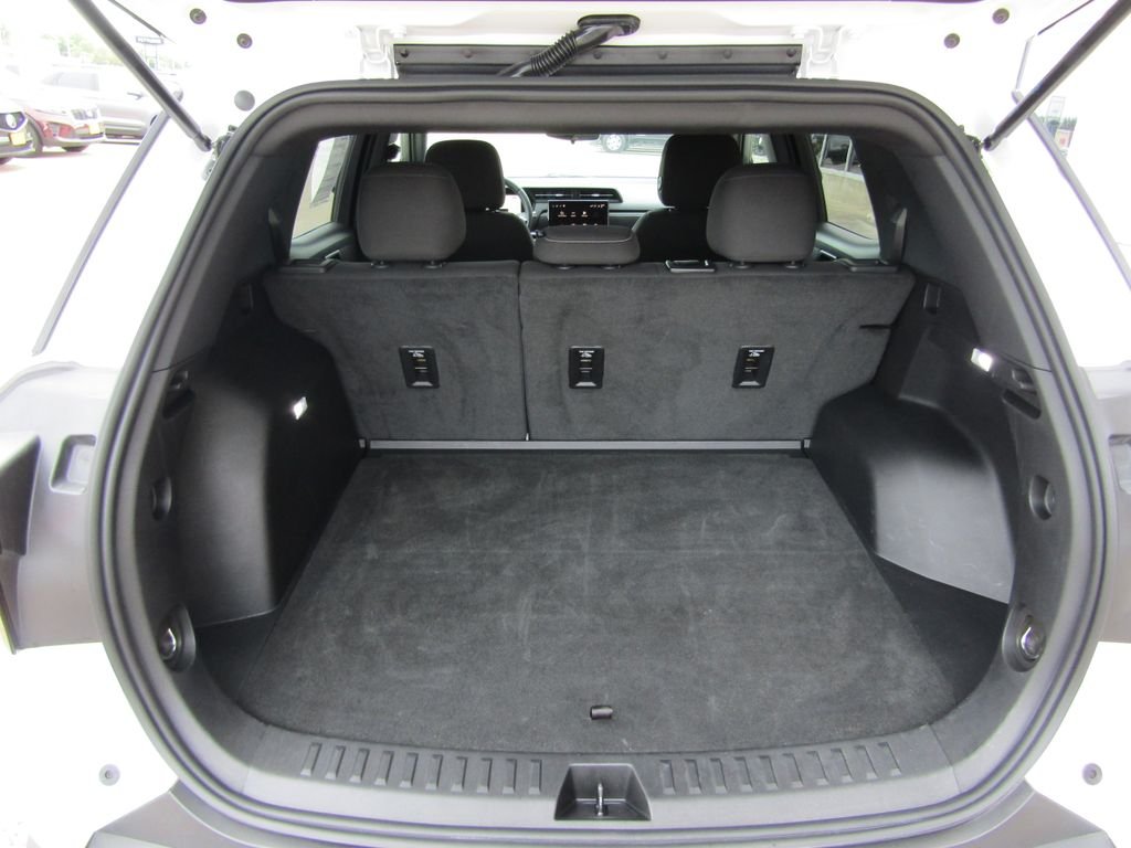 Used 2025 White GMC Elevation image 34