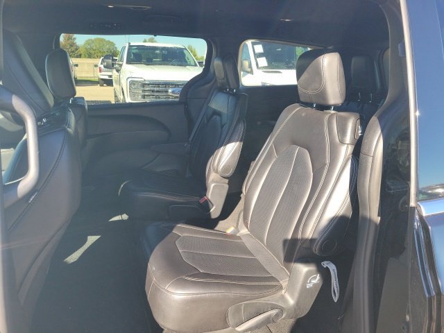 Used 2025 Black Chrysler Select image 18