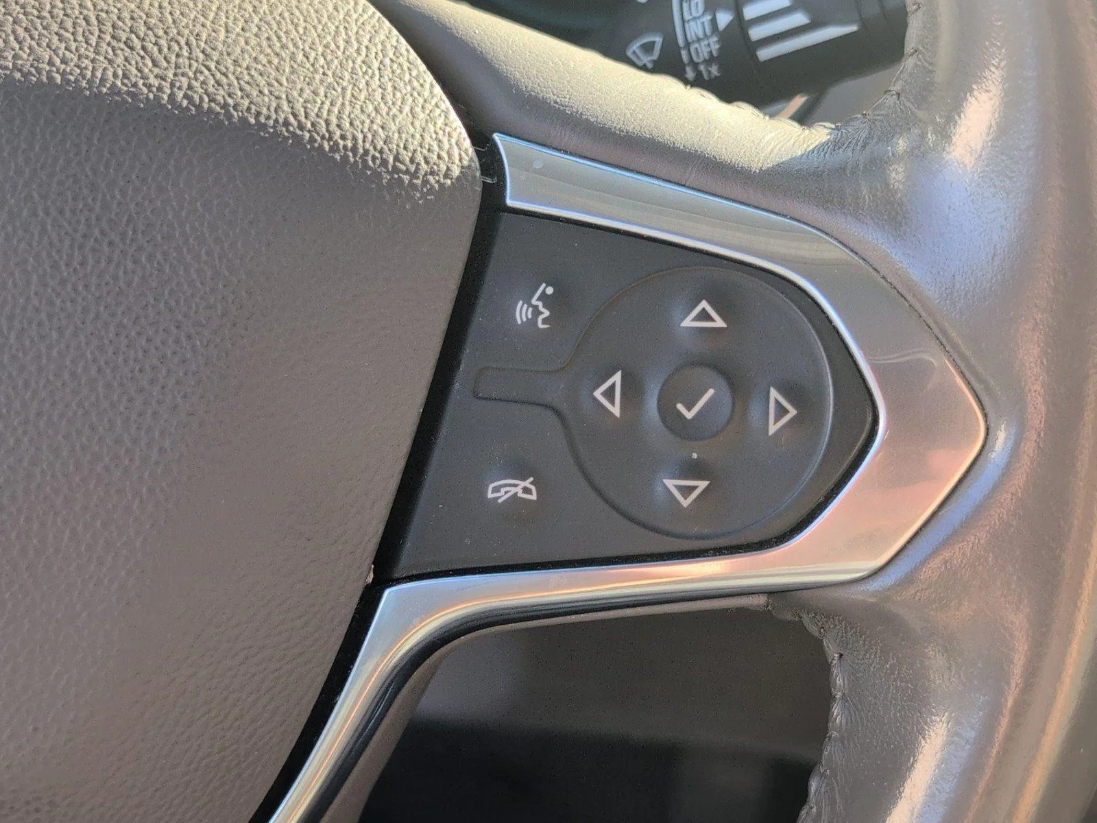 Used 2018 SUMMIT WHITE Chevrolet LT Cloth image 28