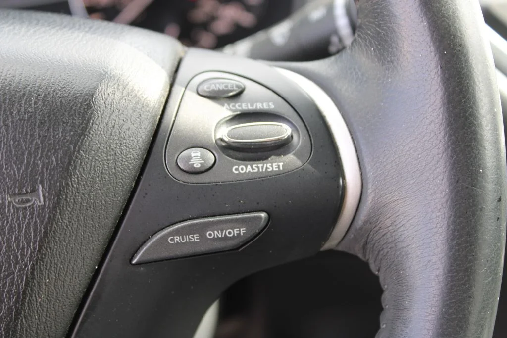Used 2018 Silver Nissan SL image 27