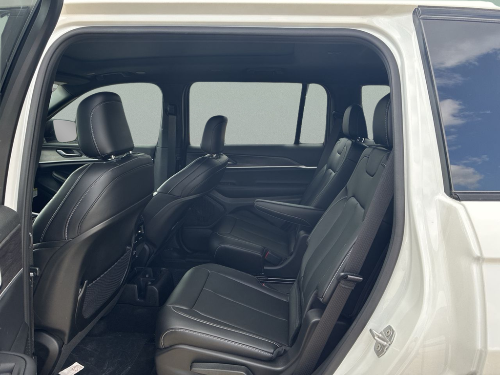 New 2025 Bright White Clear-Coat Exterior Paint Jeep Limited image 26