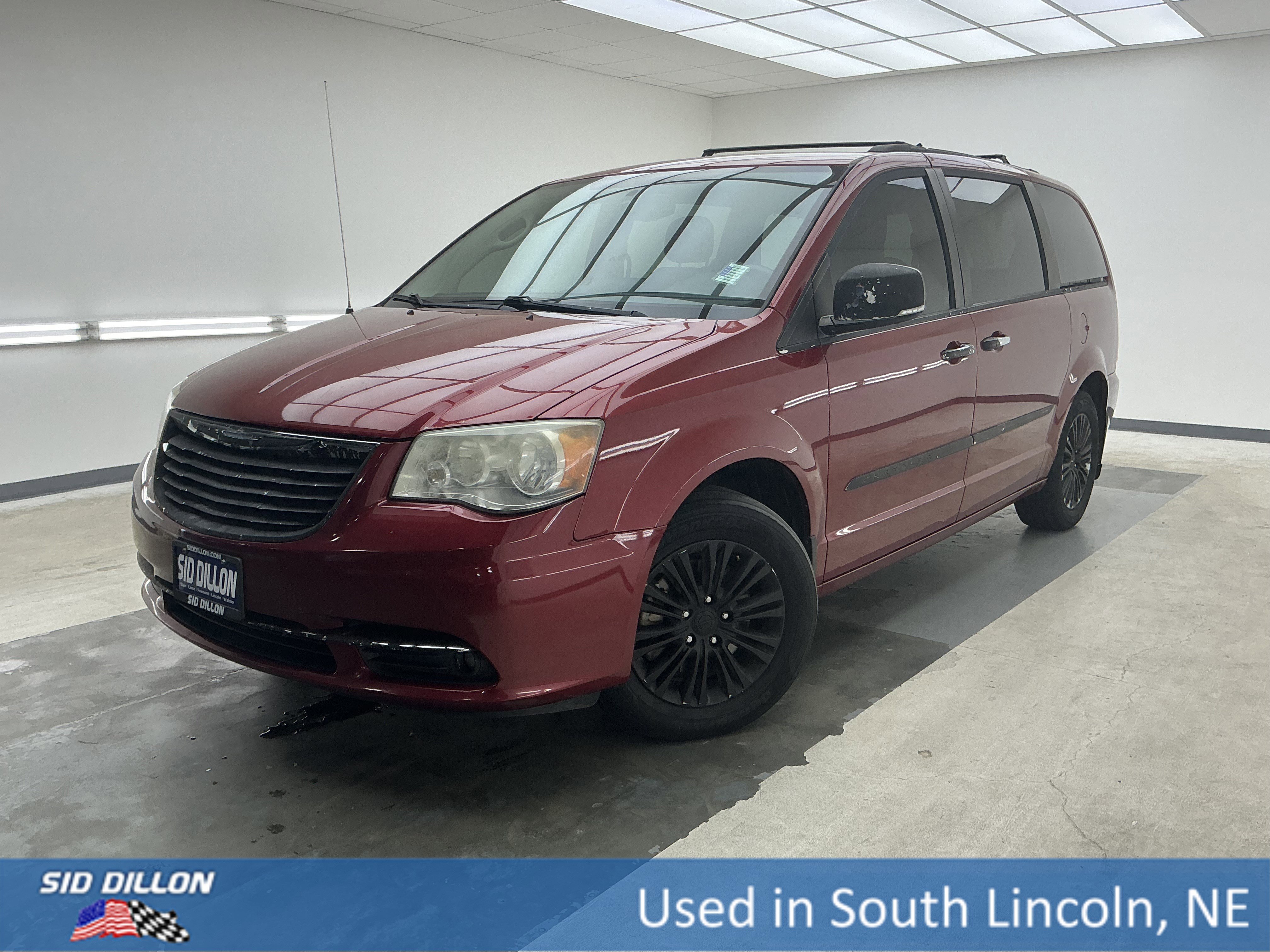 2014 Chrysler Town & Country Touring-L's photo