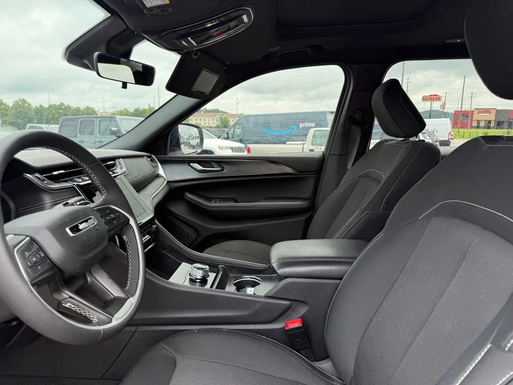 Used 2025 White Jeep Laredo image 4