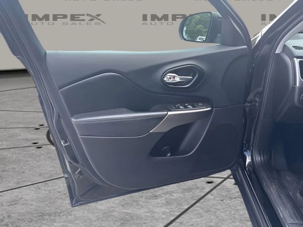 Used 2021 Black Jeep Latitude Plus image 20