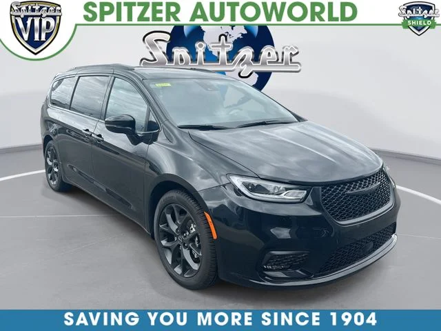 2026 Chrysler Pacifica Select's photo