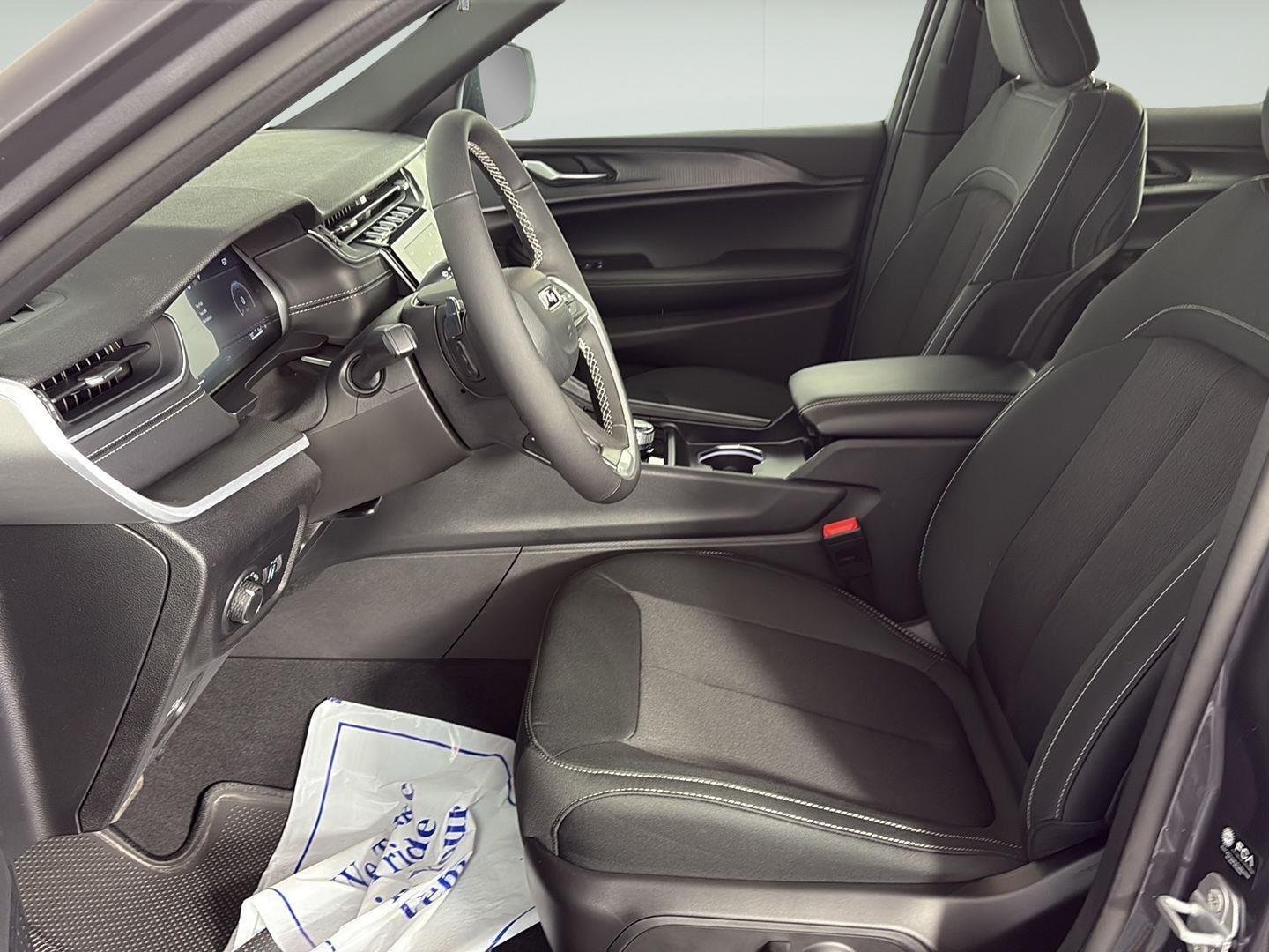 New 2026 Baltic Gray Metallic Clear-Coat Exterior Paint Jeep Laredo X image 11