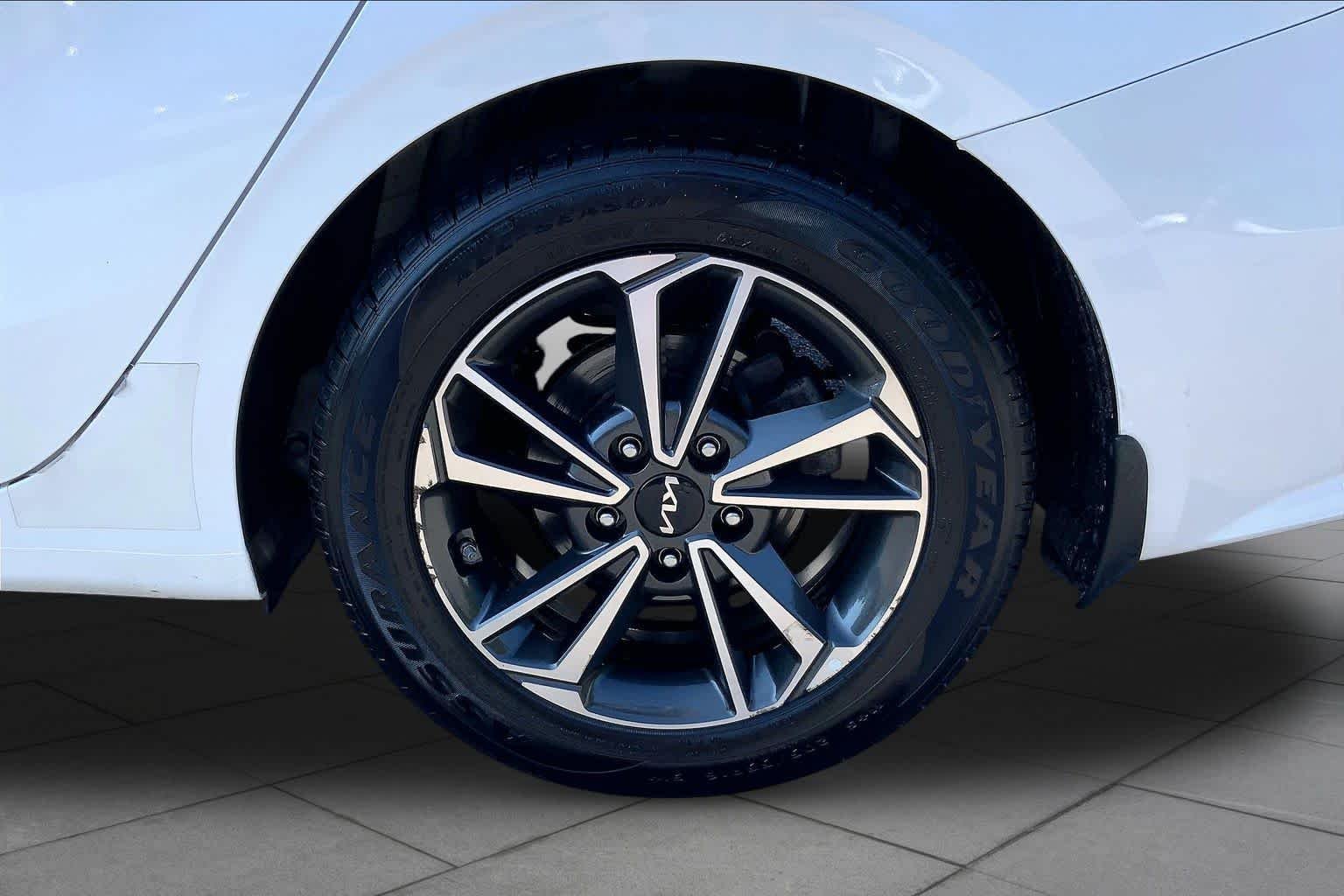 Used 2023 Snow White Pearl Kia LXS image 11