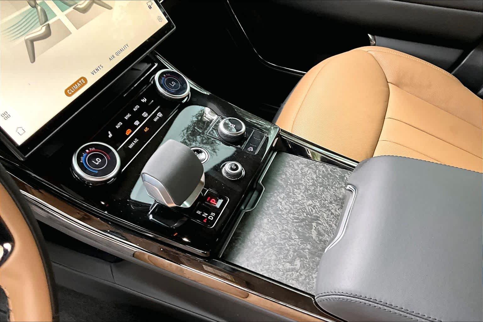 Used 2023  Land Rover SE Dynamic image 17