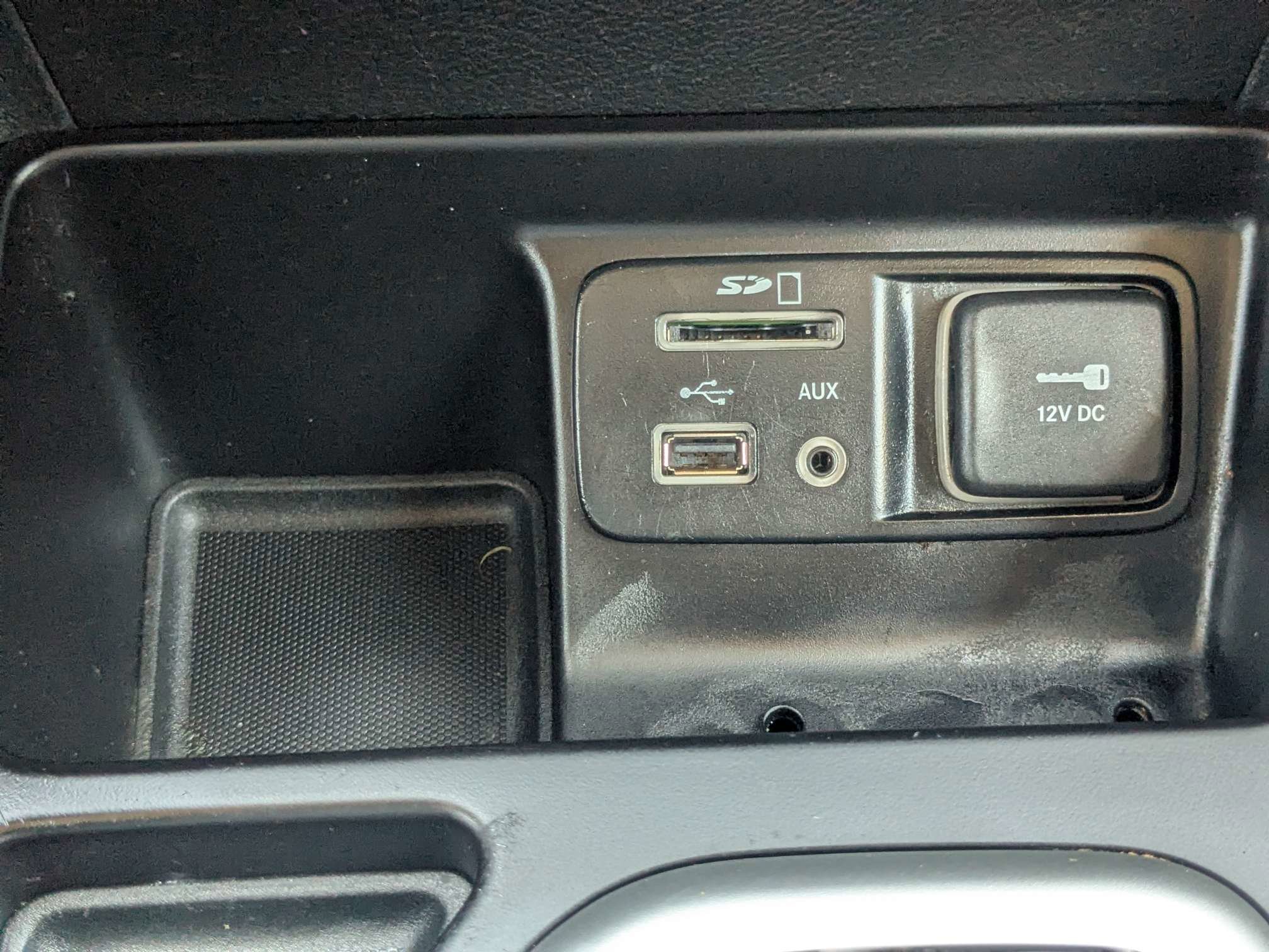 Used 2018 Light Brownstone Pearlcoat Jeep Latitude Plus image 25