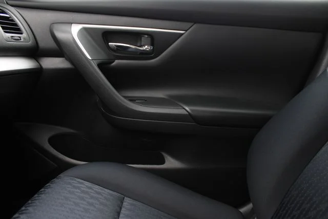 Used 2017 White Nissan 2.5 S image 14