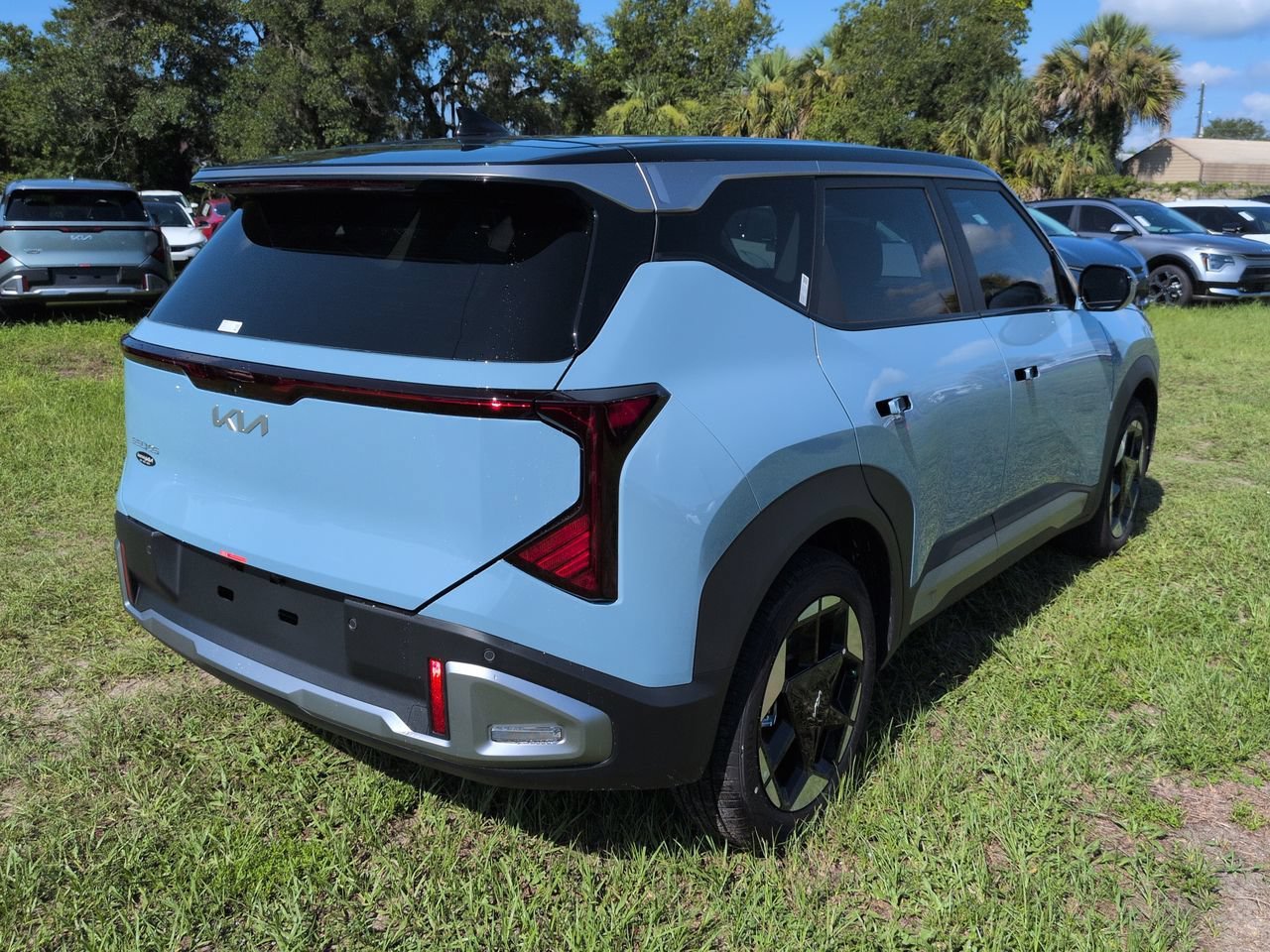 New 2027 Frost Blue / Black Roof Kia S image 8
