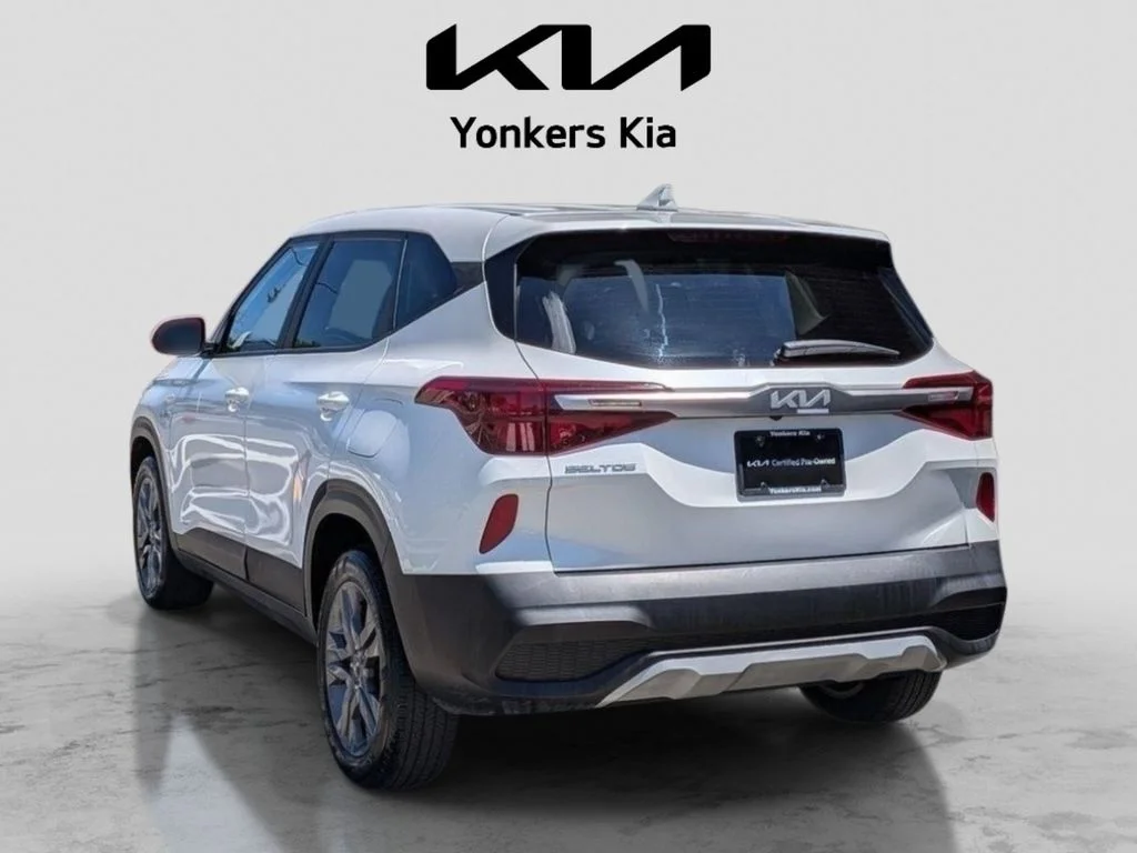 Used 2022 White Kia LX image 9