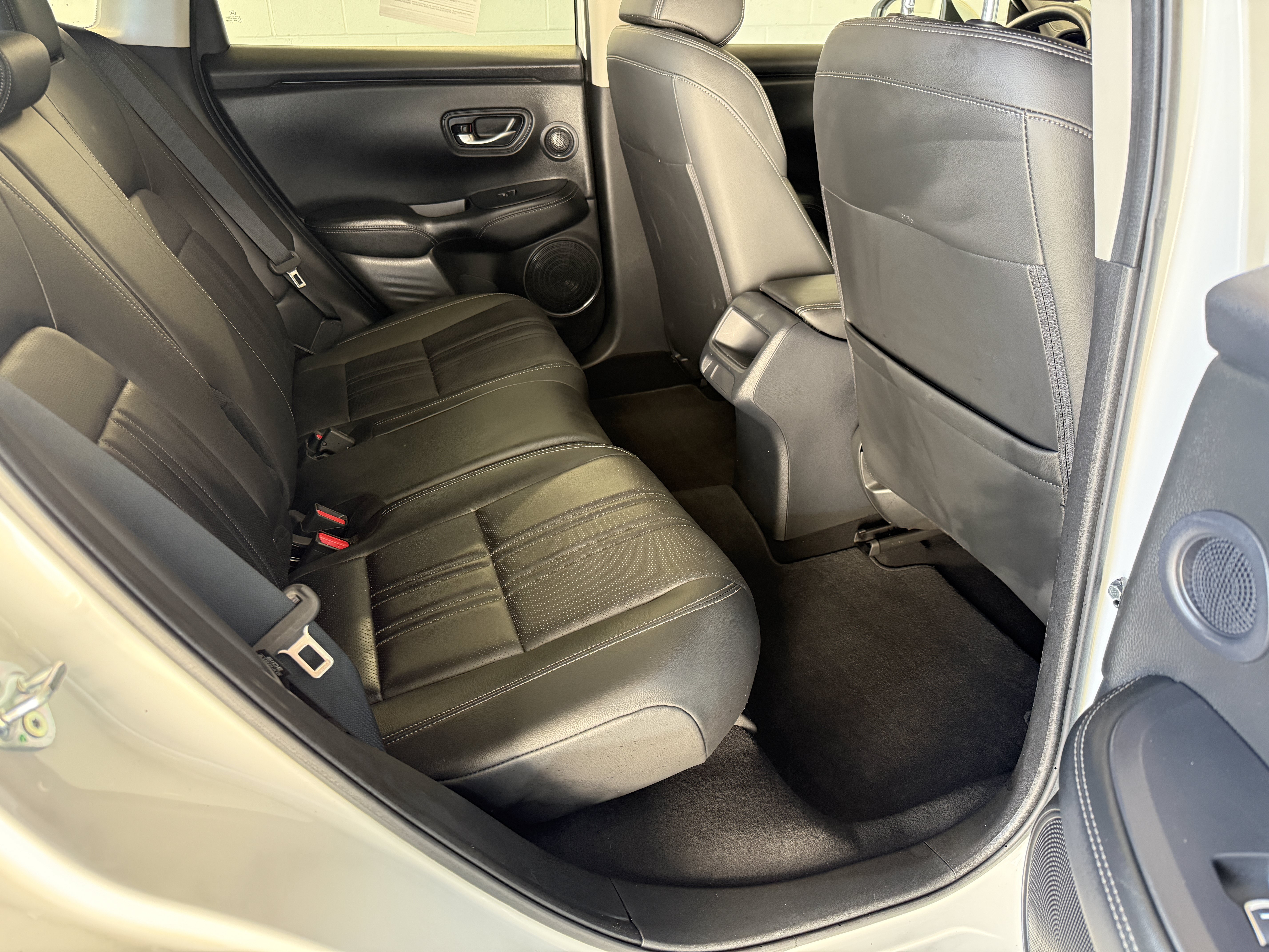 Used 2023 Platinum White Pearl Honda EX-L image 21