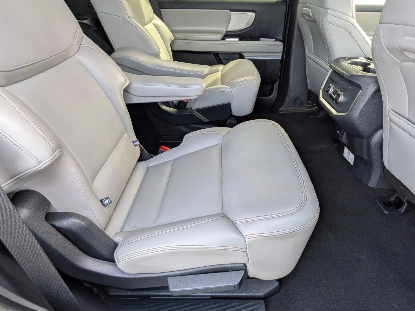 Used 2025 Space Silver Metallic Ford Active image 19