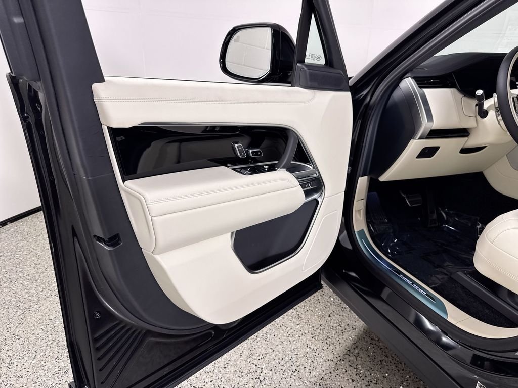 New 2026 Santorini Black Land Rover SE LWB image 13