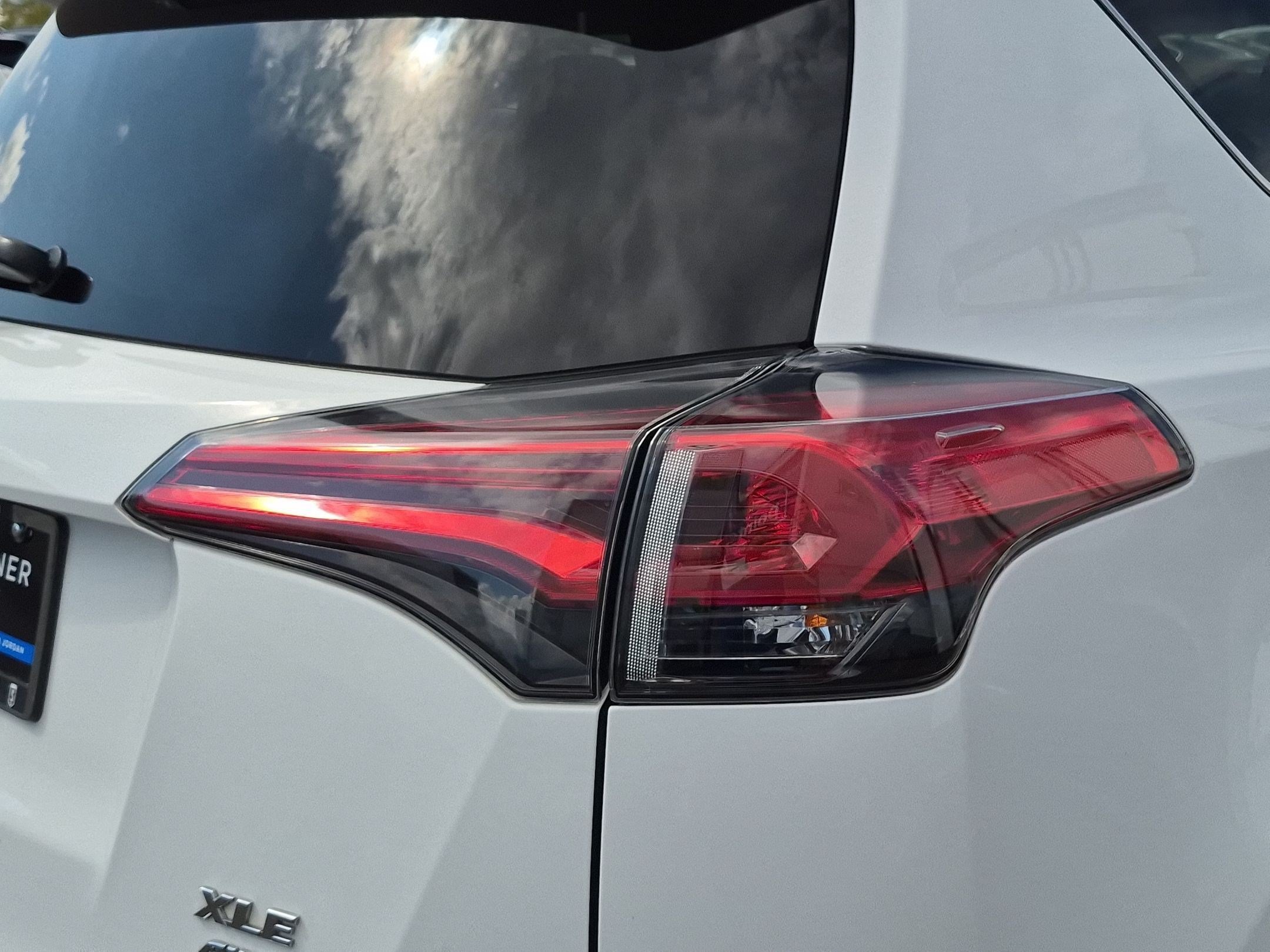 Used 2018 Super White Toyota XLE image 11