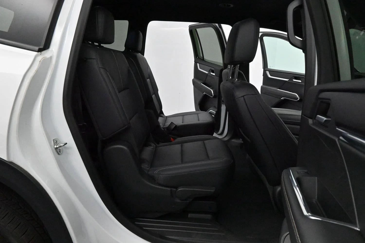 Used 2024 Summit White GMC FWD Elevation image 34