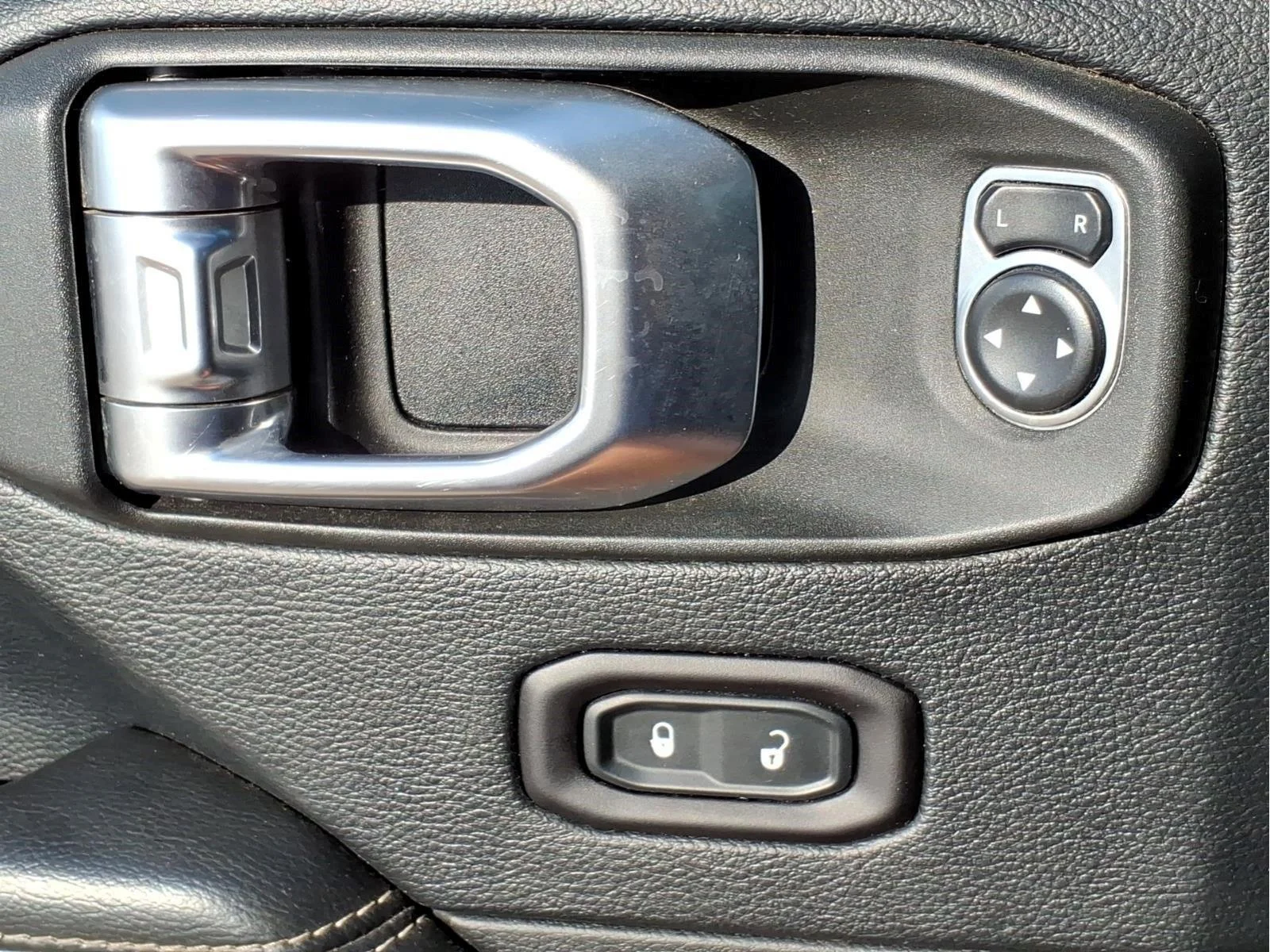 Used 2018 Black Jeep Sahara image 19