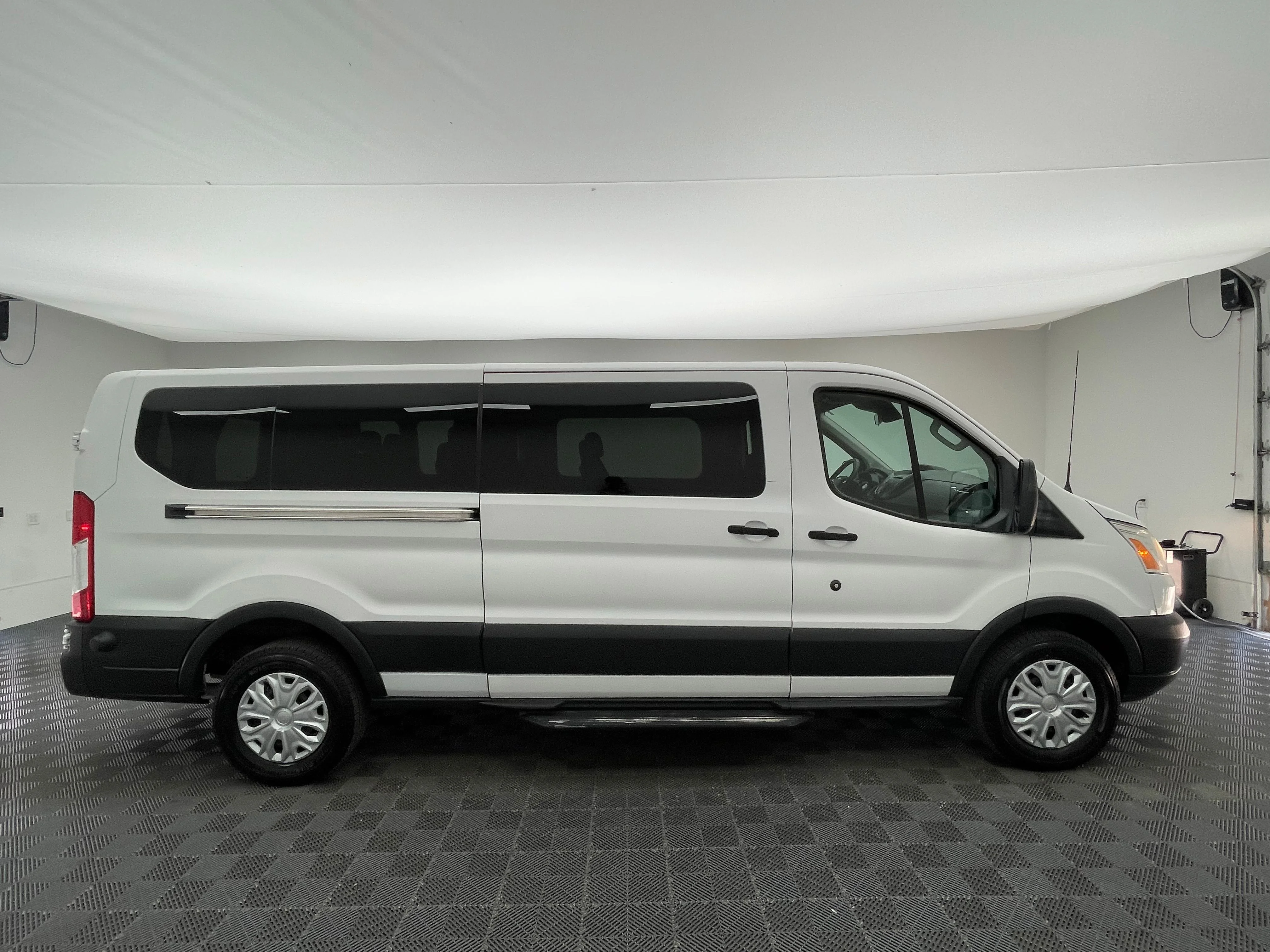 Used 2017 Oxford White Ford XLT image 6