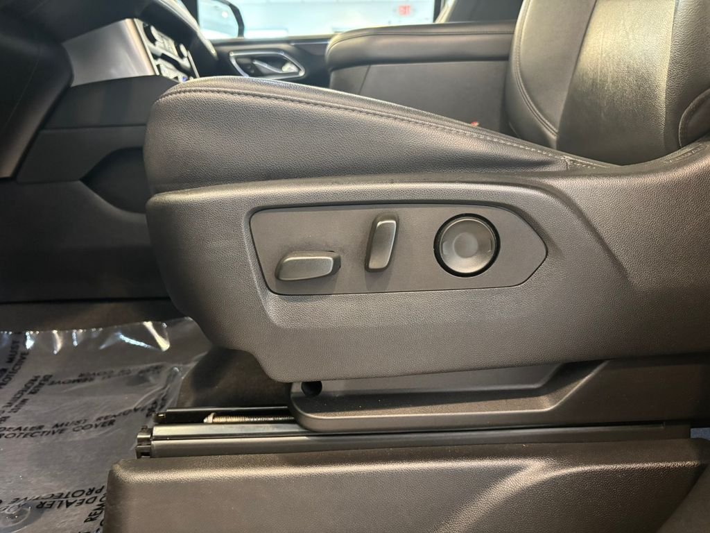 Used 2022 Black Chevrolet Z71 image 16