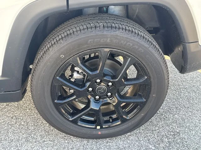 New 2026 White Jeep Latitude image 37