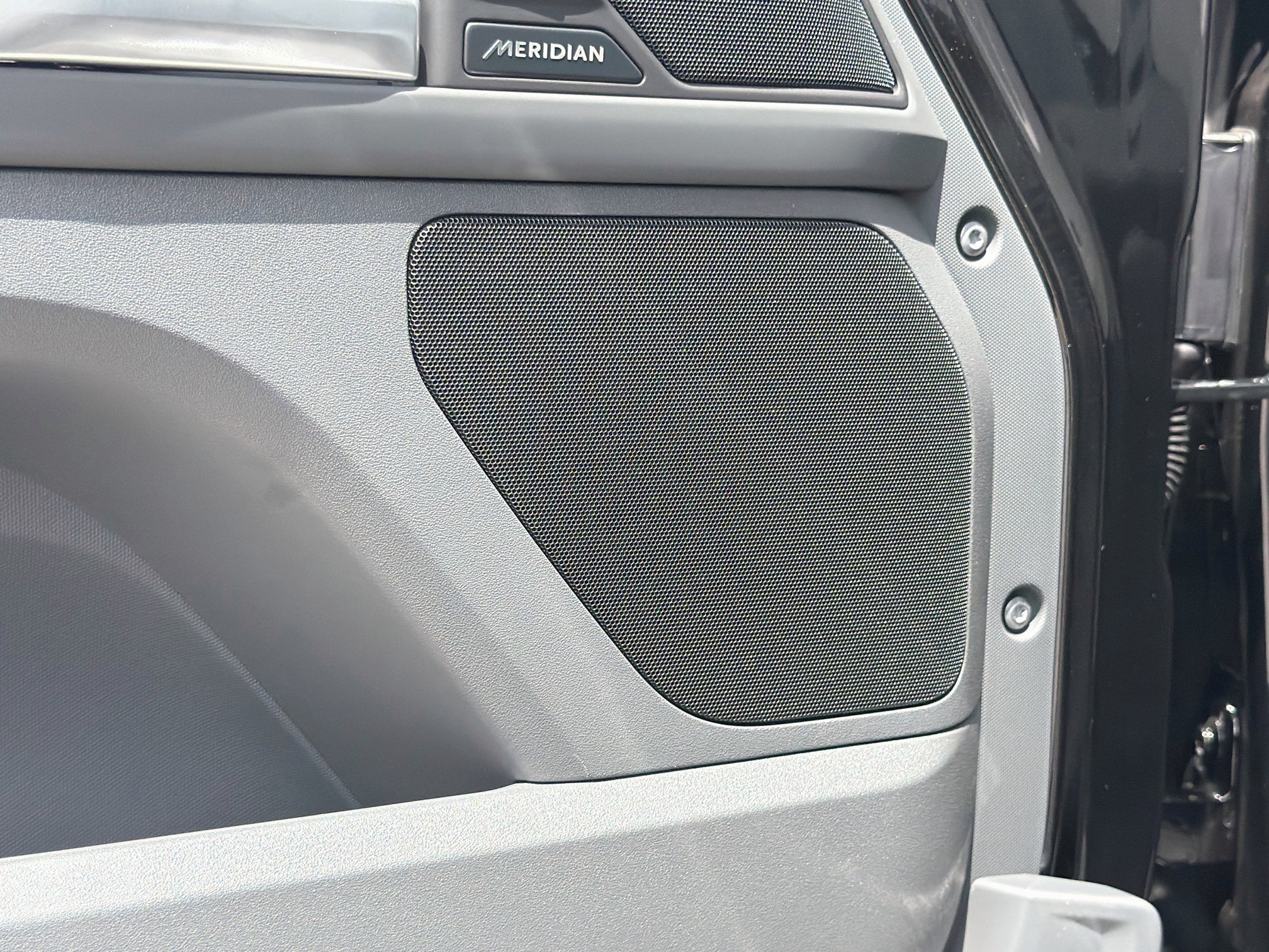 New 2026 Santorini Black Land Rover S image 24
